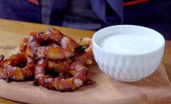 anéis de cebola com bacon